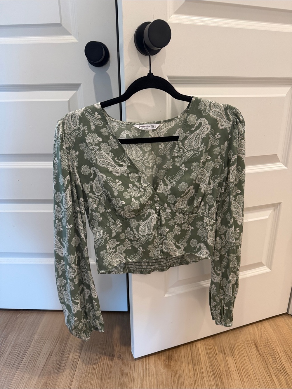 Stradivarius Sage Green Paisley V-Neck Long-Sleeve Crop Blouse